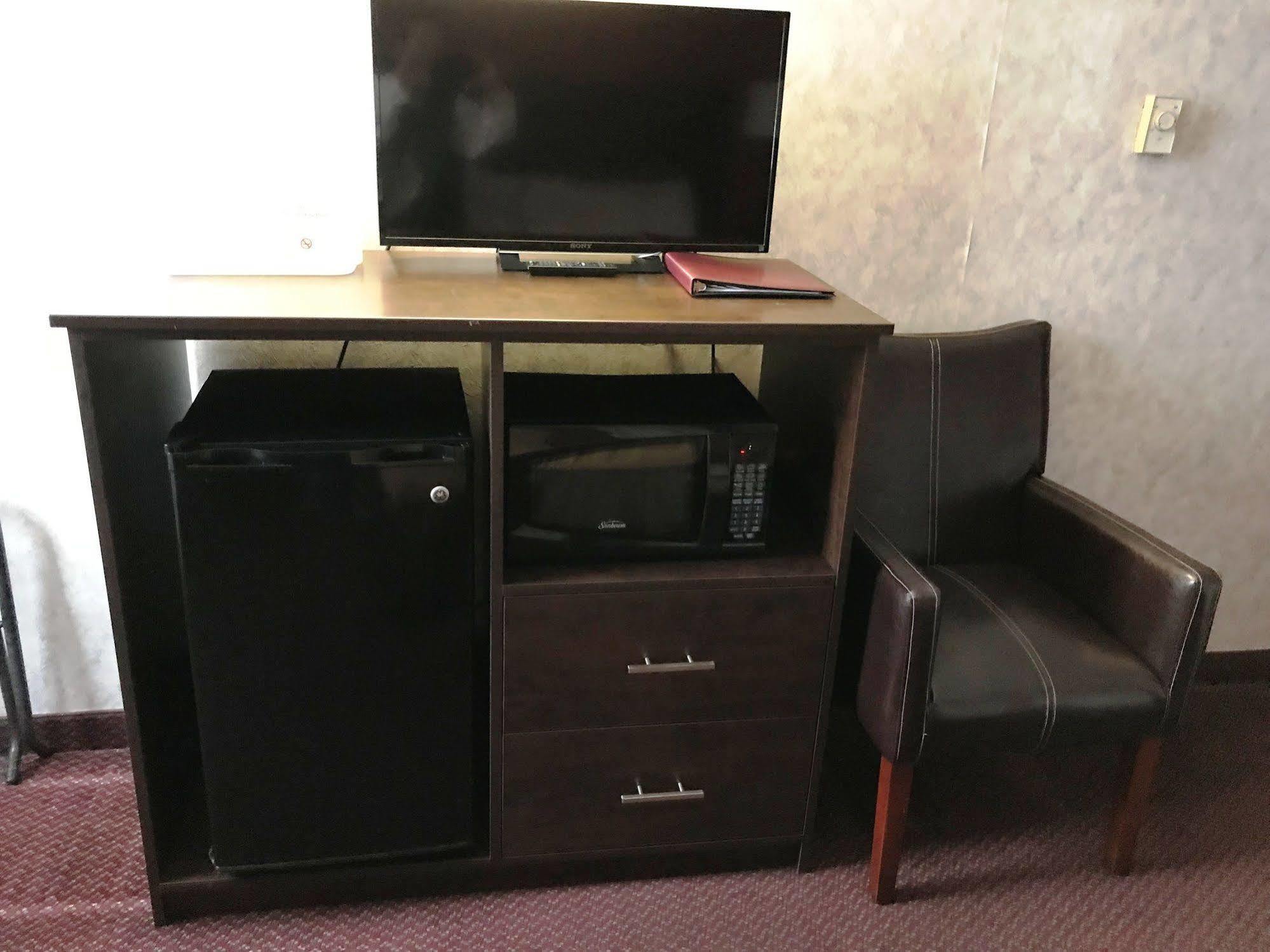 Adirondack Efficiencies Hotel Watertown Bagian luar foto
