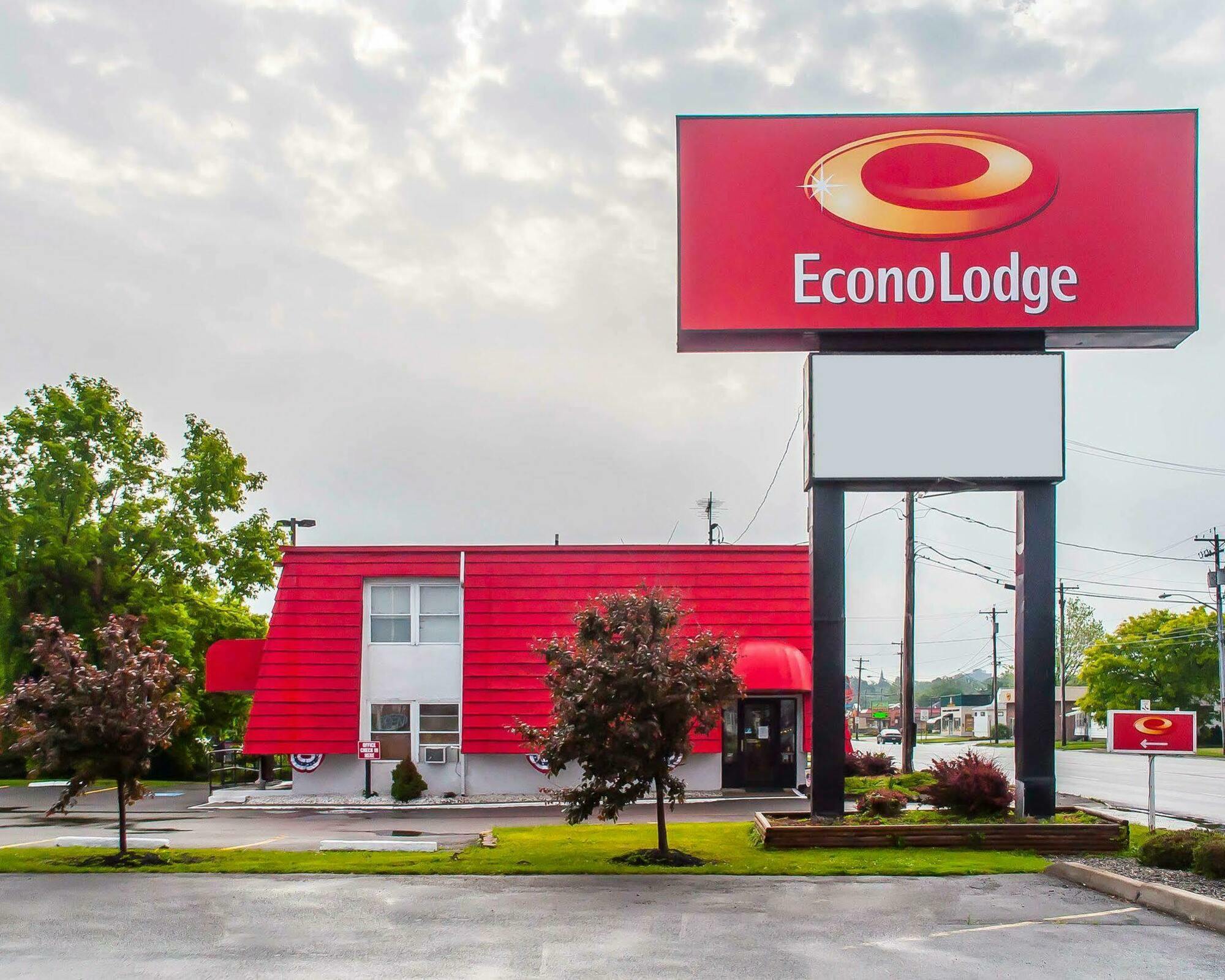 Adirondack Efficiencies Hotel Watertown Bagian luar foto