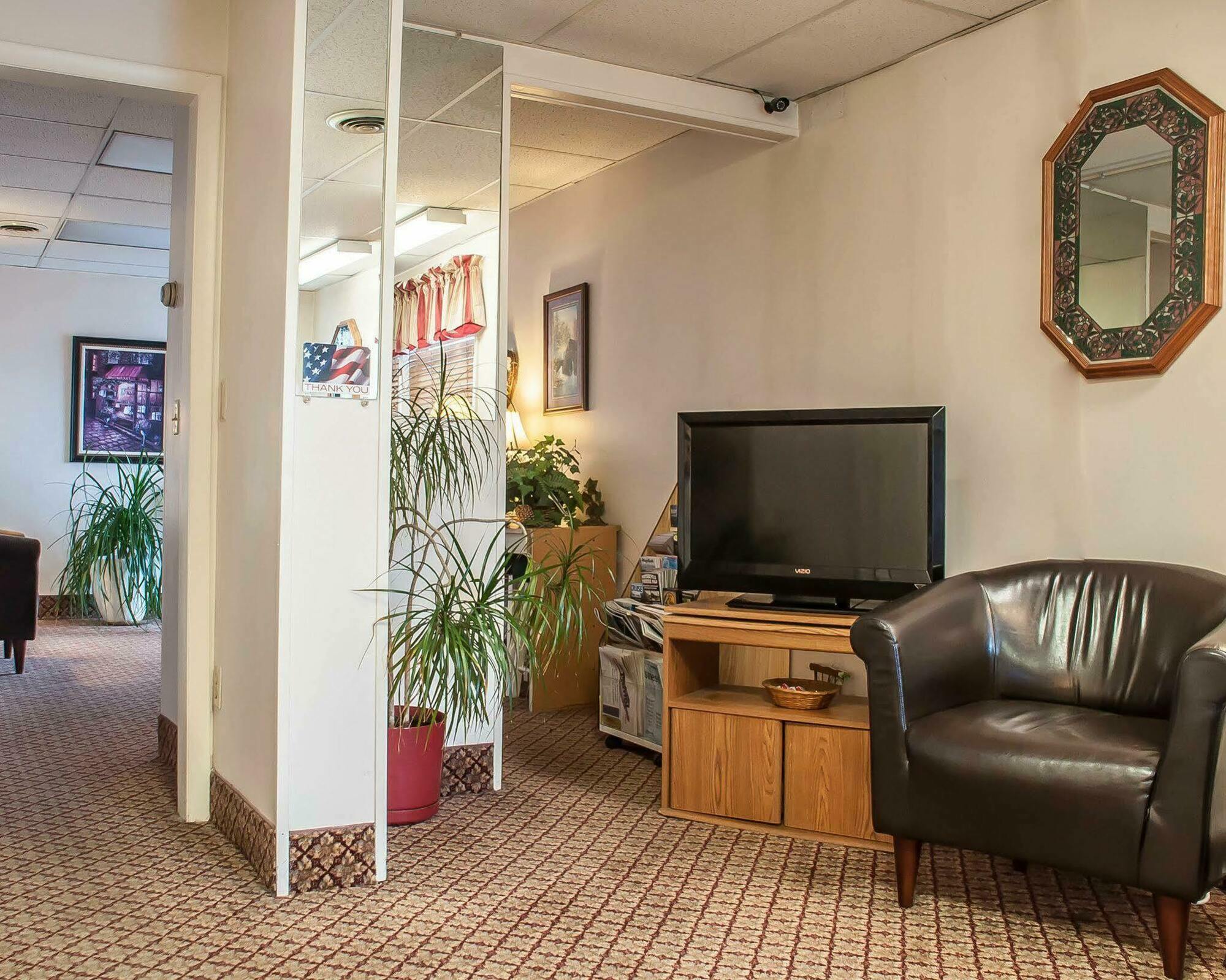 Adirondack Efficiencies Hotel Watertown Bagian luar foto