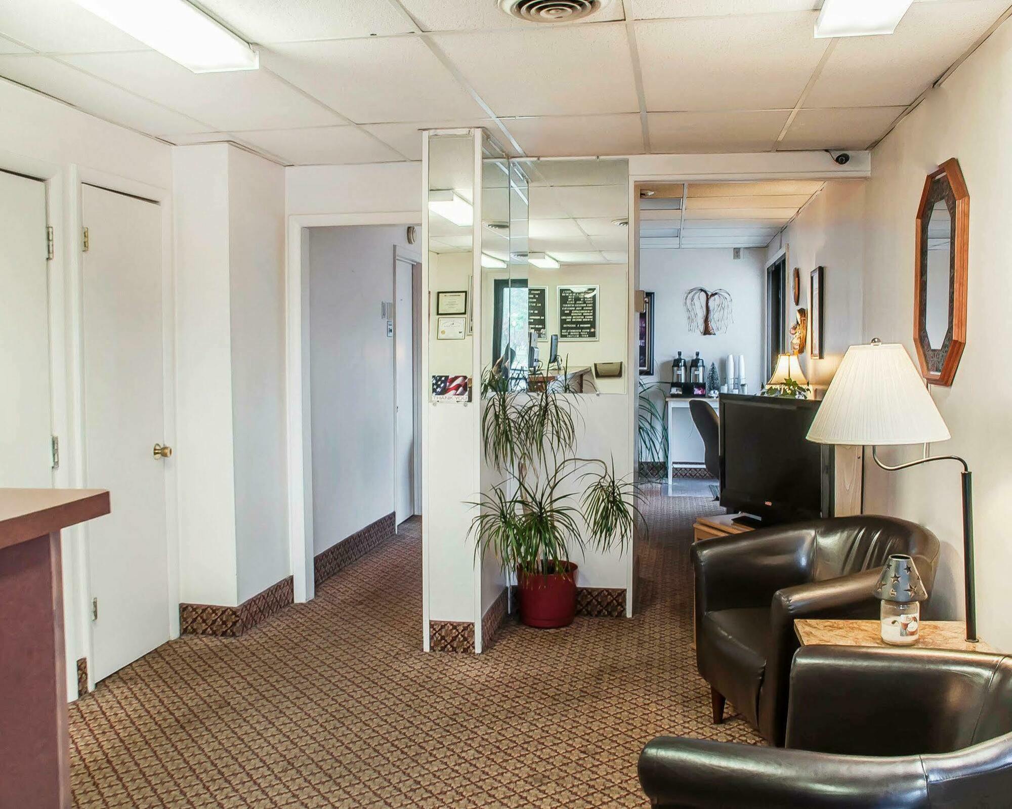 Adirondack Efficiencies Hotel Watertown Bagian luar foto