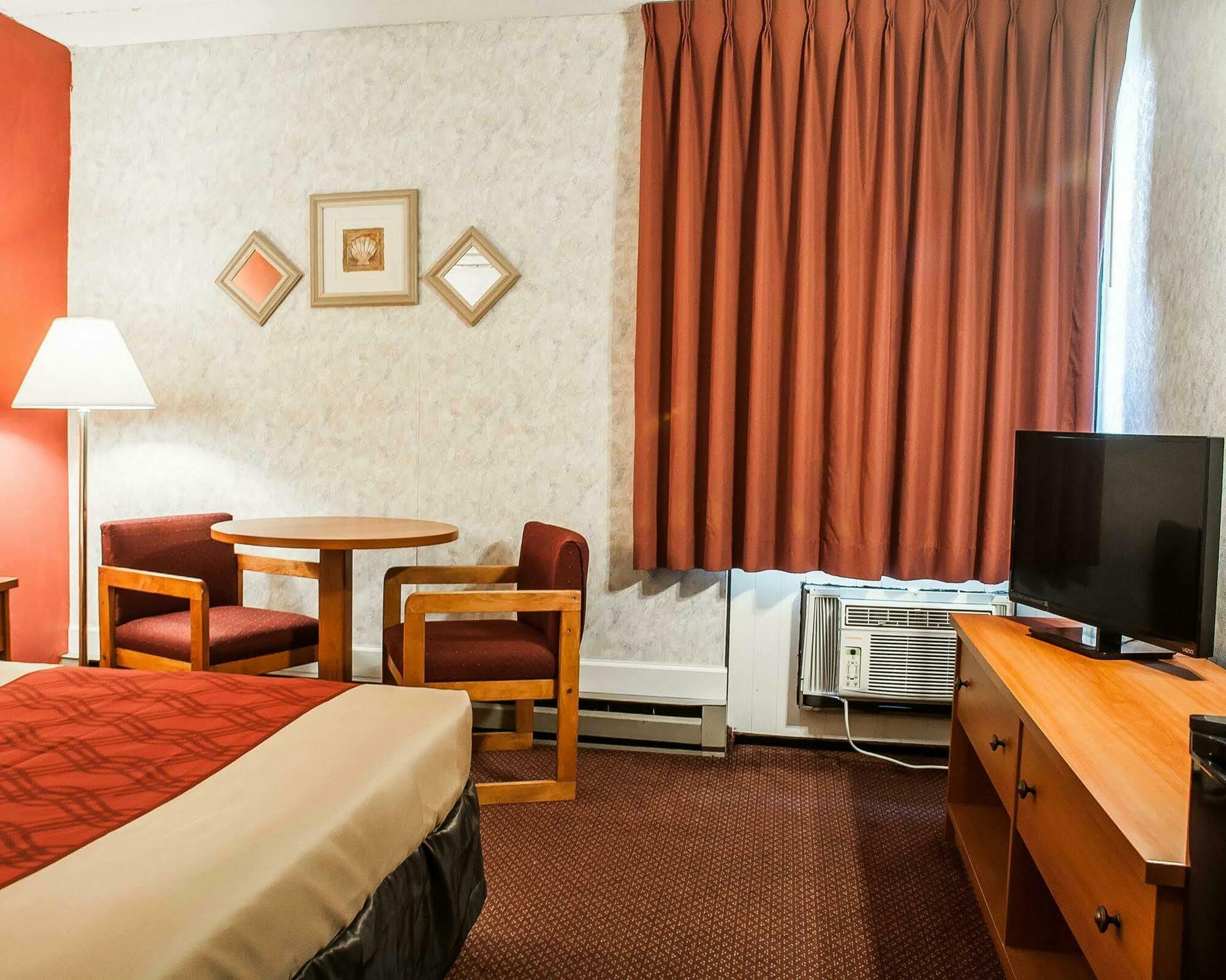 Adirondack Efficiencies Hotel Watertown Bagian luar foto