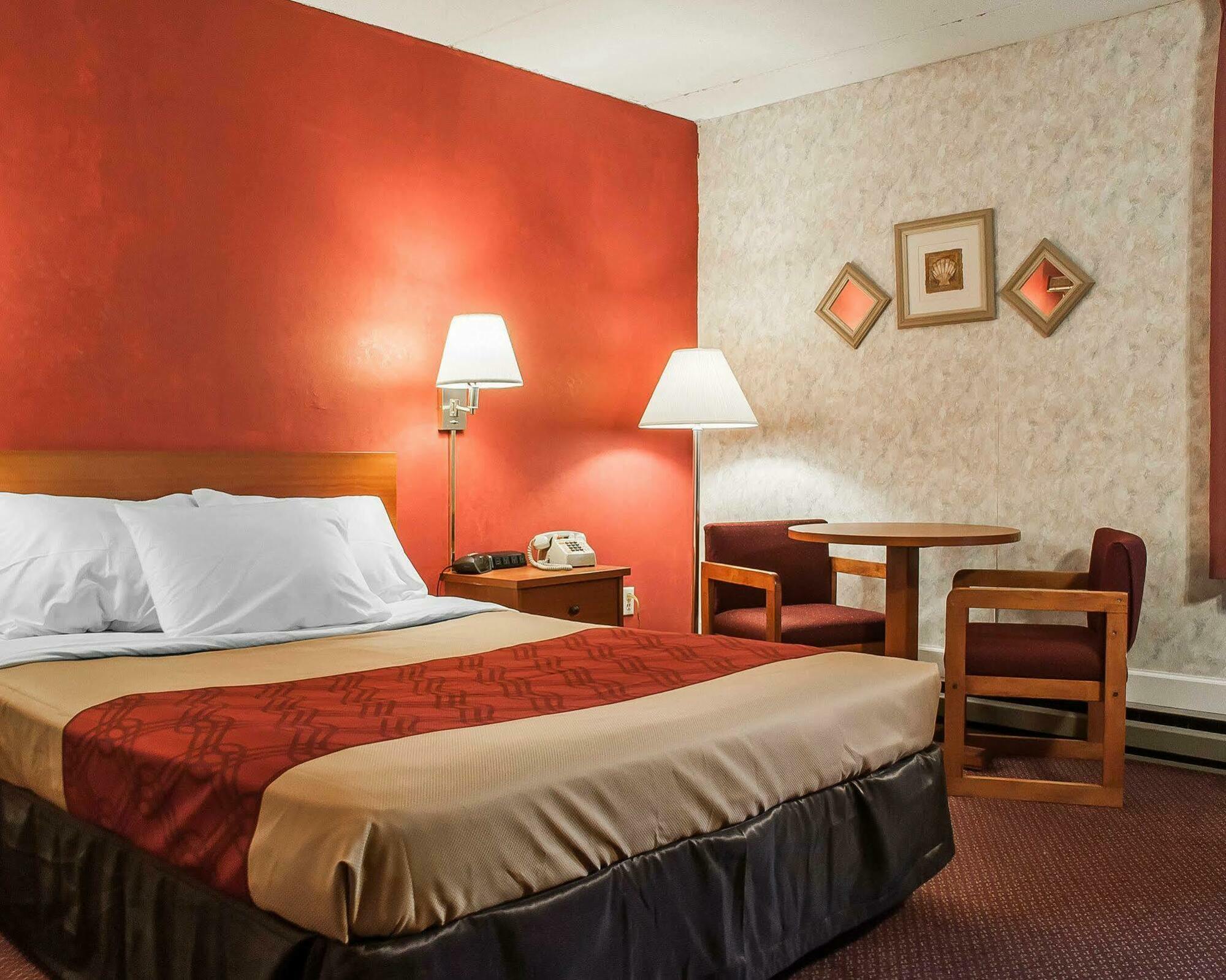 Adirondack Efficiencies Hotel Watertown Bagian luar foto
