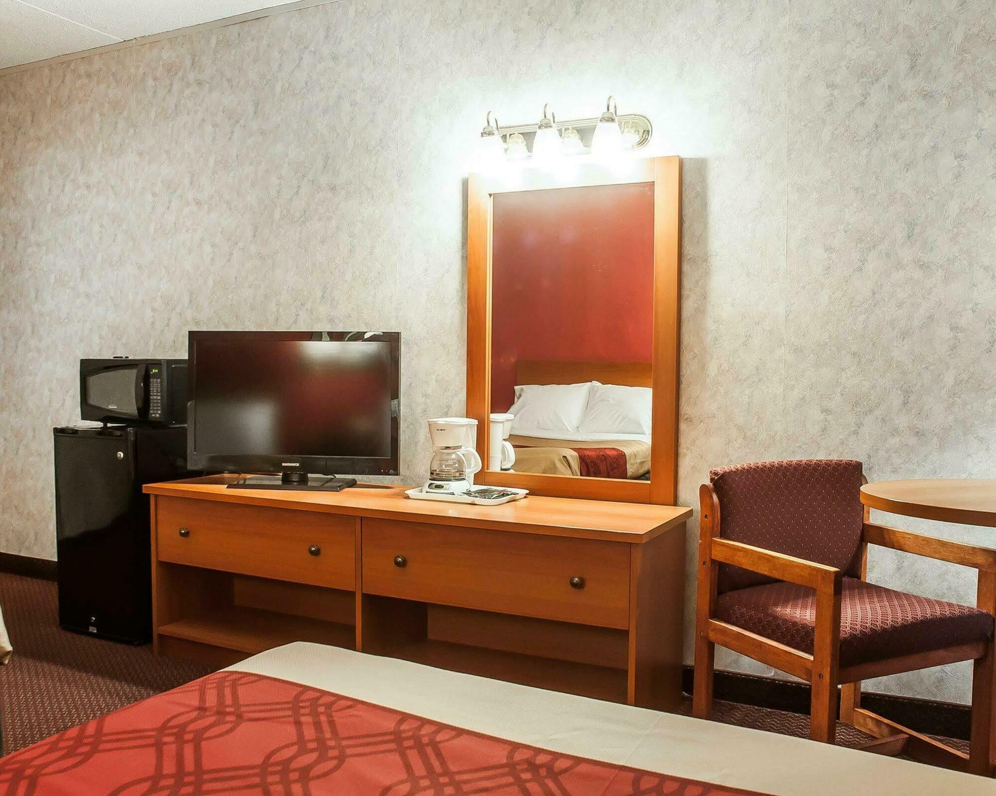 Adirondack Efficiencies Hotel Watertown Bagian luar foto