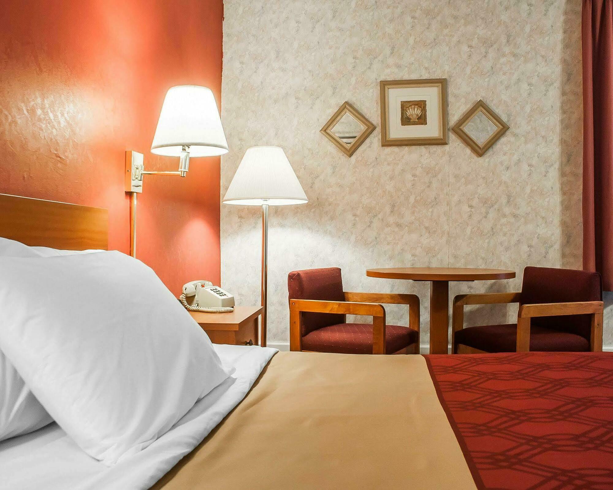 Adirondack Efficiencies Hotel Watertown Bagian luar foto