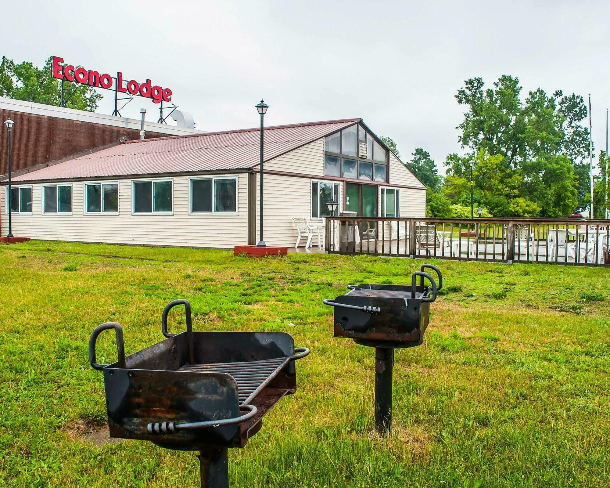Adirondack Efficiencies Hotel Watertown Bagian luar foto